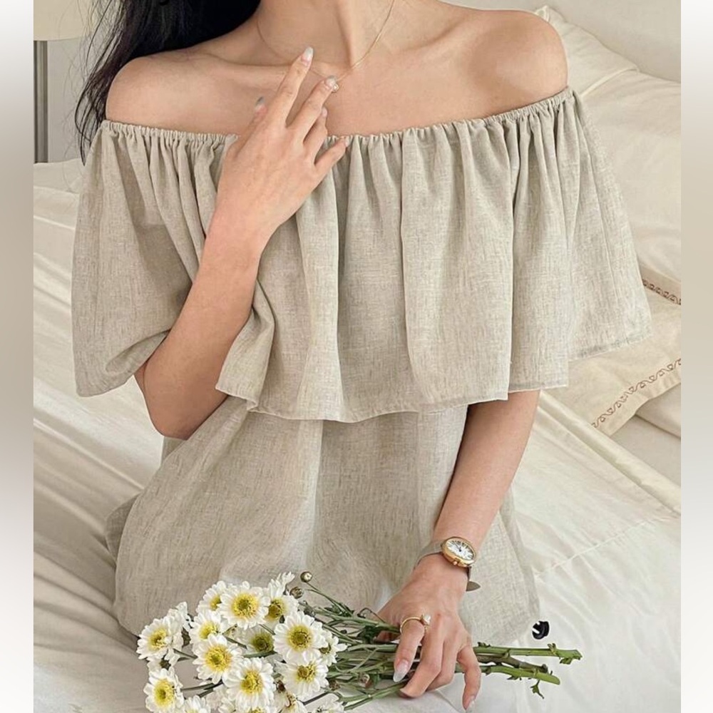 Dazy Babydoll Off-Shoulder Ruffle Blouse in Light Taupe
